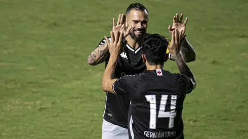 Foto: Jorge Rodrigues/AGIF – Leandro Castán e Germán Cano