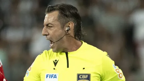 RJ – RIO DE JANEIRO – 02/09/2023 – BRASILEIRO A 2023, BOTAFOGO X FLAMENGO – O arbitro Raphael Claus durante partida entre Botafogo e Flamengo no estadio Engenhao pelo campeonato Brasileiro A 2023. Foto: Jorge Rodrigues/AGIF