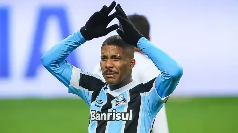 Foto: Pedro H. Tesch/AGIF – Jean Pyerre sempre é acompanhado pelo Grêmio.