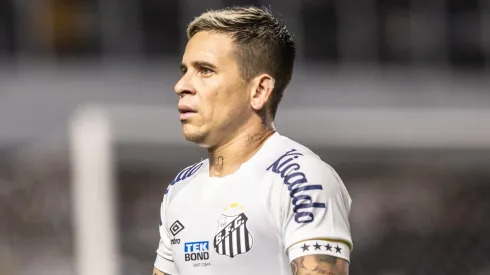 Foto: Abner Dourado/AGIF - Soteldo jogador do Santos reclama com a arbitragem durante partida contra o Corinthians no estadio Vila Belmiro pelo campeonato BRASILEIRO A 2023.