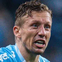 Futuro de Lucas Leiva cai como \'bomba\' no Grêmio