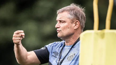 Santos decide assinar com reforço bombástico e Aguirre pula de alegria