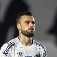 Lucas Lima é surpreendido em treino por Aguirre e decisão do treinador \'choca\' torcida do Santos