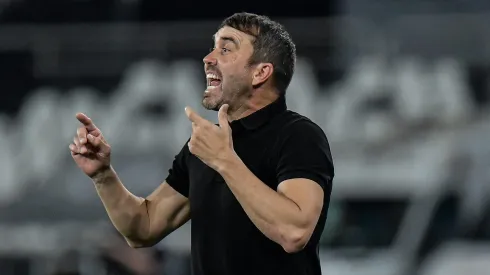 Foto: Thiago Ribeiro/AGIF - Eduardo Coudet tecnico do Internacional durante partida contra o Botafogo no estadio Engenhao pelo campeonato Brasileiro A 2023.