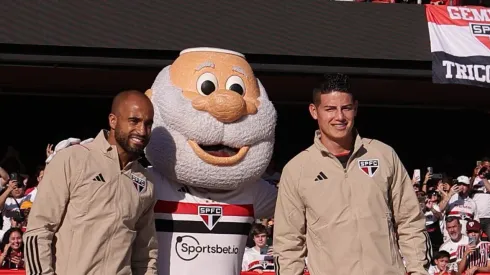 SP - SAO PAULO - 06/08/2023 - BRASILEIRO A 2023, SAO PAULO X ATLETICO-MG - Lucas Moura e James Rodriguez jogadores do Sao Paulo durante sua apresentacao antes de partida contra o Atletico-MG no estadio Morumbi pelo campeonato Brasileiro A 2023. Foto: Ettore Chiereguini/AGIF