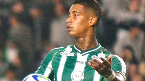 Foto: Gabriel Machado/AGIF - Alef Manga: jogador está emprestado pelo Coritiba ao FC Pafos