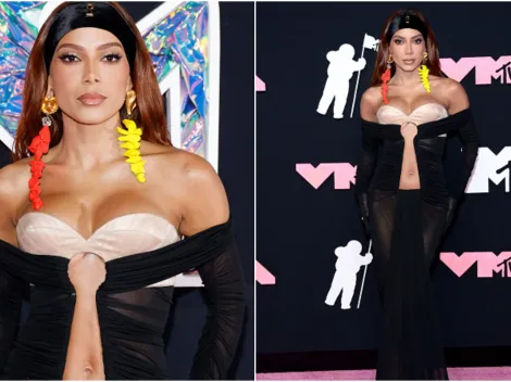 Anitta surge no VMA com vestido ousado com recorte de 'fechadura' e causa na web