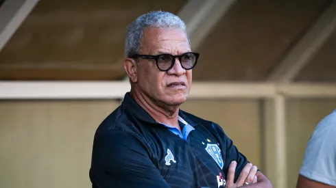 Foto: Alexandre Lago/AGIF - Helio dos Anjos, tecnico do Paysandu durante partida contra o America-RN no estadio Arena das Dunas pelo campeonato Brasileiro C 2023.