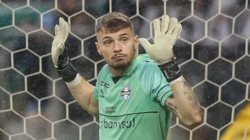 RS – PORTO ALEGRE – 12/07/2023 – COPA DO BRASIL 2023, GREMIO X BAHIA – Gabriel Grando goleiro do Gremio durante partida contra o Bahia no estadio Arena do Gremio pelo campeonato Copa do Brasil 2023. Foto: Pedro H. Tesch/AGIF