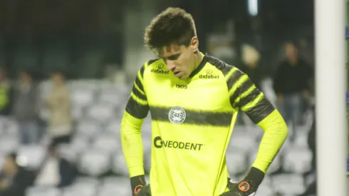 Foto: Gabriel Machado/AGIF - Luan Polli: goleiro foi apontado como 'vilão' pela torcida do Coritiba