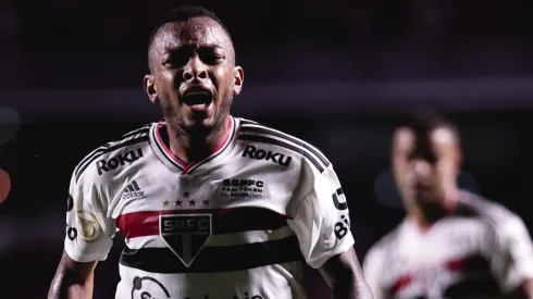 SP – Sao Paulo – 10/04/2022 – BRASILEIRO A 2022, SAO PAULO X ATHELTICO-PR – Welington jogador do Sao Paulo reclama com a arbitragem durante partida contra o Athletico-PR no estadio Morumbi pelo campeonato Brasileiro A 2022. Foto: Ettore Chiereguini/AGIF