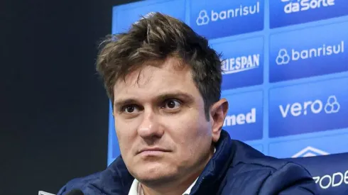 RS - PORTO ALEGRE - 10/07/2023 - GREMIO, APRESENTACAO ITURBE - Juan Iturbe ao lado de Antonio Brum durante sua apresentacao oficial como jogador do Gremio em coletiva de imprensa realizada no CT do Gremio. Foto: Maxi Franzoi/AGIF