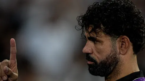 RJ - RIO DE JANEIRO - 23/08/2023 - COPA SUL-AMERICANA 2023, BOTAFOGO X DEFENSA Y JUSTICIA - Diego Costa jogador do Botafogo durante aquecimento antes da partida contra o Defensa y Justicia no estadio Engenhao pelo campeonato Copa Sul-Americana 2023. Foto: Thiago Ribeiro/AGIF