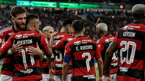 RJ - RIO DE JANEIRO - 11/06/2023 - BRASILEIRO A 2023, FLAMENGO X GREMIO - Everton Cebolinha jogador do Flamengo comemora seu gol com jogadores do seu time durante partida contra o Gremio no estadio Maracana pelo campeonato BRASILEIRO A 2023. Foto: Thiago Ribeiro/AGIF