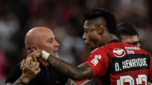 Foto: Thiago Ribeiro/AGIF – Sampaoli e Bruno Henrique