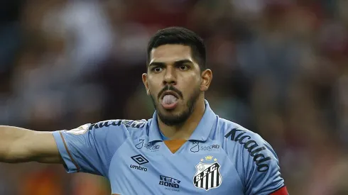 Photo by Wagner Meier/Getty Images – João Paulo defende o Santos