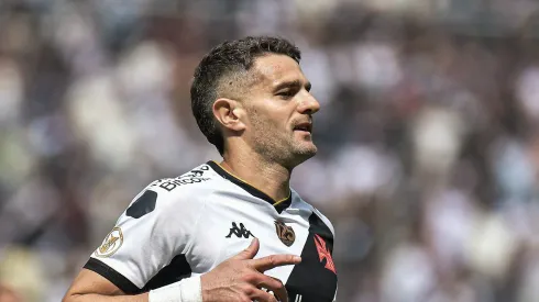 Foto: Thiago Ribeiro/AGIF – Vegetti defende o Vasco