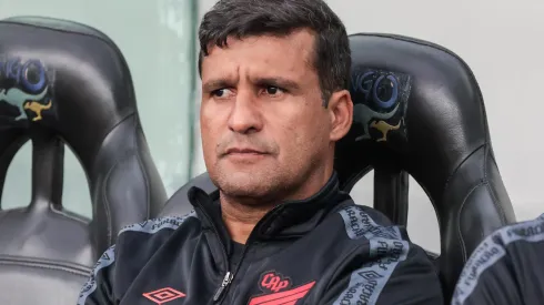 Foto: Robson Mafra/AGIF - Wesley Carvalho: técnico tem novidades no Furacão