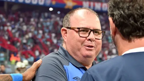 BA - SALVADOR - 18/09/2023 - BRASILEIRO A 2023, BAHIA X SANTOS - Marcelo Fernandes, tecnico do Santos, cumprimenta Rogerio Ceni durante partida contra o Bahia no estadio Arena Fonte Nova pelo campeonato Brasileiro A 2023. Foto: Walmir Cirne/AGIF