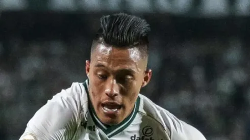 PR - CURITIBA - 06/08/2023 - BRASILEIRO A 2023, CORITIBA X BRAGANTINO - Sebastian Gomez jogador do Coritiba disputa lance com Sorriso jogador do Bragantino durante partida no estadio Couto Pereira pelo campeonato Brasileiro A 2023. Foto: Robson Mafra/AGIF