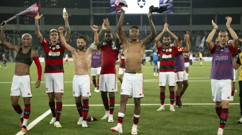 RJ - RIO DE JANEIRO - 02/09/2023 - BRASILEIRO A 2023, BOTAFOGO X FLAMENGO - Bruno Henrique jogador do Flamengo comemora vitoria com jogadores do seu time apos a partida contra o Botafogo no estadio Engenhao pelo campeonato Brasileiro A 2023. Foto: Jorge Rodrigues/AGIF