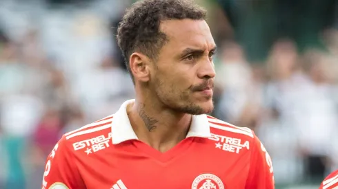 PR - Curitiba - 23/10/2022 - BRASILEIRO A 2022, CORITIBA X INTERNACIONAL - Alan Patrick jogador do Internacional durante execucao do hino nacional antes da partida contra o Coritiba no estadio Couto Pereira pelo campeonato Brasileiro A 2022. Foto: Robson Mafra/AGIF