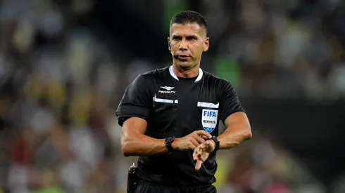 RJ – Rio de Janeiro – 19/03/2023 – CARIOCA 2023, VASCO X FLAMENGO – O arbitro Bruno Arleu de Araujo durante partida entre Vasco e Flamengo no estadio Maracana pelo campeonato Carioca 2023. Foto: Thiago Ribeiro/AGIF