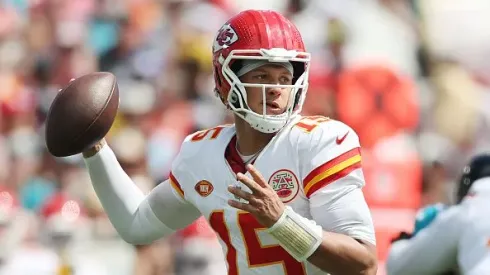 Mahomes estará em campo neste domingo (24)