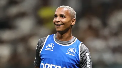 Deyverson durante aquecimento da partida