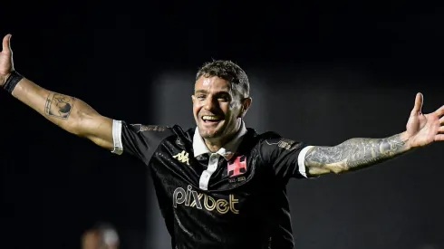 Vegetti comemorando gol contra o Coxa