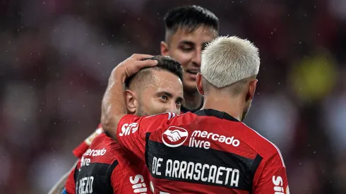 Foto: Thiago Ribeiro/AGIF - Everton Ribeiro, Arrascaeta e Erick Pulgar