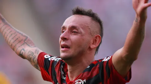 Photo by Manuel Velasquez/Getty Images - Rafinha tem atitude que incomoda torcida do Flamengo