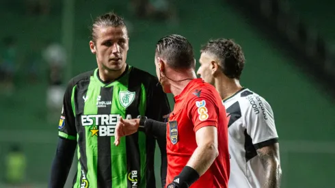 Foto: Fernando Moreno/AGIF - Maidana: zagueiro do América-MG foi expulso após agredir Vegetti