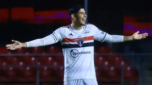 Alan Franco comemorando seu gol