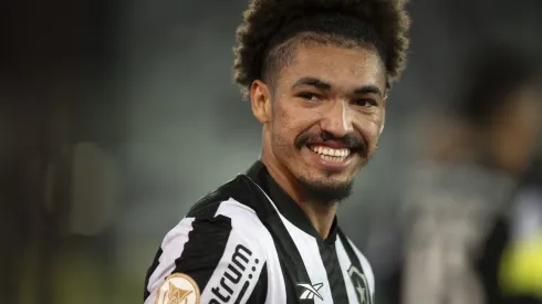 RJ - RIO DE JANEIRO - 12/08/2023 - BRASILEIRO A 2023, BOTAFOGO X INTERNACIONAL - Adryelson jogador do Botafogo comemora vitoria apos a partida contra o Internacional no estadio Engenhao pelo campeonato Brasileiro A 2023. Foto: Jorge Rodrigues/AGIF