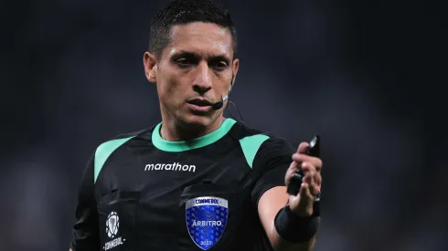 SP - SAO PAULO - 22/08/2023 - COPA SUL-AMERICANA 2023, CORINTHIANS X ESTUDIANTES - O arbitro Jesus Valenzuela durante partida entre Corinthians e Estudiantes no estadio Arena Corinthians pelo campeonato Copa Sul-Americana 2023. Foto: Ettore Chiereguini/AGIF