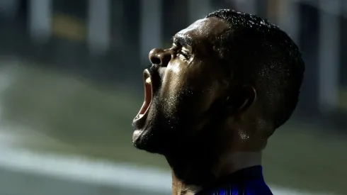 SP - SANTOS - 14/09/2023 - BRASILEIRO A 2023, SANTOS X CRUZEIRO - Nikao jogador do Cruzeiro comemora seu gol durante partida contra o Santos no estadio Vila Belmiro pelo campeonato Brasileiro A 2023. Foto: Marcello Zambrana/AGIF