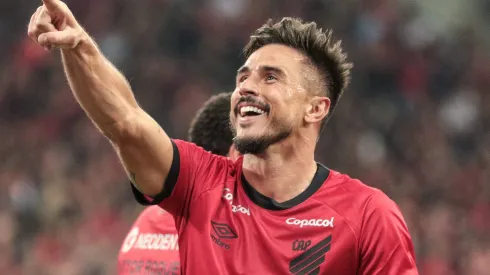 PR - CURITIBA - 14/05/2023 - BRASILEIRO A 2023, ATHLETICO-PR X CORITIBA - Willian Bigode jogador do Athletico-PR comemora seu gol durante partida contra o Coritiba no estadio Arena da Baixada pelo campeonato BRASILEIRO A 2023. Foto: Robson Mafra/AGIF