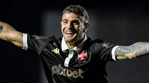 Foto: Thiago Ribeiro/AGIF - Vegetti jogador do Vasco comemora seu gol durante partida contra o Coritiba no estadio Sao Januario pelo campeonato Brasileiro A 2023.