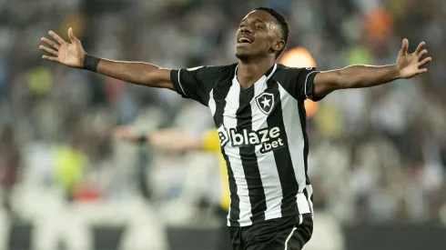 RJ - Rio de Janeiro - 23/07/2022 - BRASILEIRO A 2022, BOTAFOGO X ATHLETICO-PR - Jeffinho jogador do Botafogo comemora seu gol durante partida contra o Athletico-PR no estadio Engenhao pelo campeonato Brasileiro A 2022. Foto: Jorge Rodrigues/AGIF