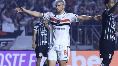 SP - SAO PAULO - 30/09/2023 - BRASILEIRO A 2023, SAO PAULO X CORINTHIANS - Calleri Jogador do Sao Paulo comemoram vitoria ao final da partida contra o Corinthians no estadio Morumbi pelo campeonato Brasileiro A 2023. Foto: Marcello Zambrana/AGIF