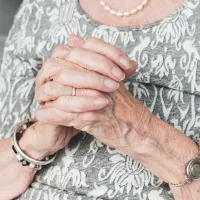 Vovó centenária vive rotina intensa com jogos de poker e ainda investe no mercado de ações