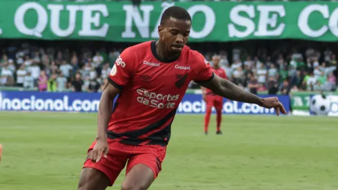 PR – CURITIBA – 01/10/2023 – BRASILEIRO A 2023, CORITIBA X ATHLETICO-PR – Caca jogador do Athletico-PR durante partida contra o Coritiba no estadio Couto Pereira pelo campeonato Brasileiro A 2023. Foto: Robson Mafra/AGIF