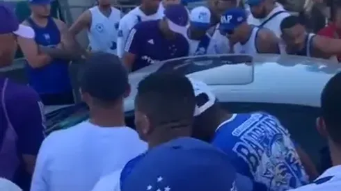 PROTESTO! Máfia Azul vai até a porta do CT para cobrar jogadores do Cruzeiro