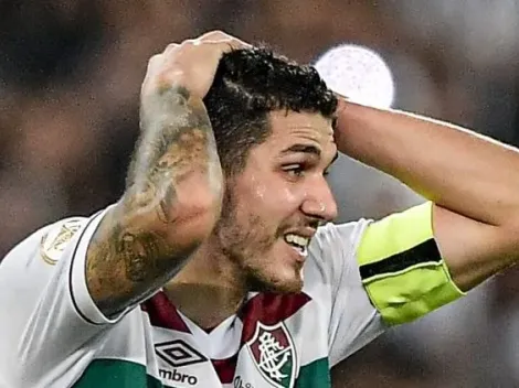 ESCORREGOU, não dava: Nino chega ‘atrasado’ para salvar defensor do Fluminense no 1º tempo