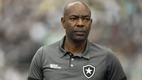 RJ – RIO DE JANEIRO – 02/07/2023 – BRASILEIRO A 2023, BOTAFOGO X VASCO – Claudio Cacapa tecnico do Botafogo durante partida contra o Vasco no estadio Engenhao pelo campeonato Brasileiro A 2023. Foto: Jorge Rodrigues/AGIF