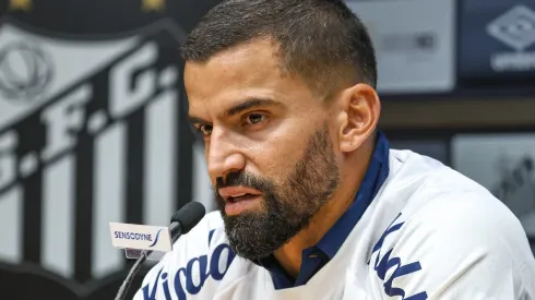 SP - SANTOS - 23/08/2023 - SANTOS, APRESENTACAO - Rincon fala aos jornalista durante sua apresentacao oficial como jogador do Santos em coletiva de imprensa realizada no Vila Belmiro. Foto: Fernanda Luz/AGIF