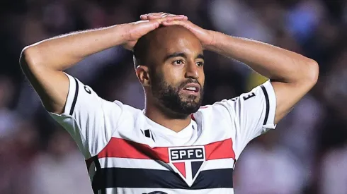 Foto: Ettore Chiereguini/AGIF - Lucas Moura jogador do Sao Paulo lamenta durante partida contra o LDU no estadio Morumbi pelo campeonato Copa Sul-Americana 2023.