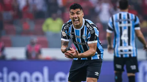 BA - PORTO ALEGRE - 08/10/2023 - BRASILEIRO A 2023, INTERNACIONAL X GREMIO - Luis Suarez jogador do Gremio comemora seu gol durante partida contra o Internacional no estadio Beira-Rio pelo campeonato Brasileiro A 2023. Foto: Maxi Franzoi/AGIF
