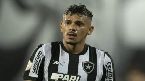 Foto: Jorge Rodrigues/AGIF - Tiquinho Soares jogador do Botafogo lamenta durante partida contra o Goias no estadio Engenhao pelo campeonato Brasileiro A 2023.